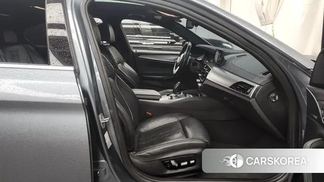 BMW 5 Series (G30) 2018 Серый из Кореи, фото 2