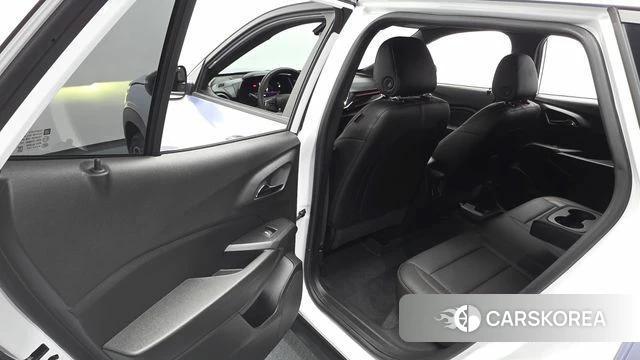Chevrolet (GM Daewoo) Trax Crossover 2023 Светло-серебряный цвет из Кореи, фото 2