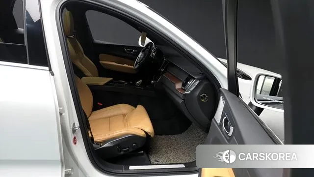 Volvo XC60 second Generation 2021 Белый из Кореи, фото 2