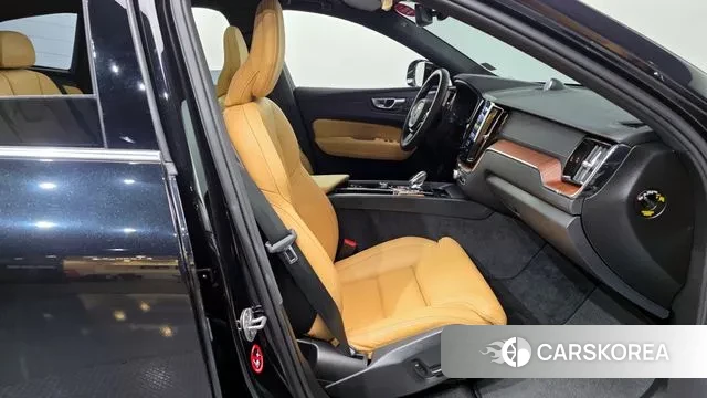 Volvo XC60 second Generation 2024 Черный из Кореи, фото 2