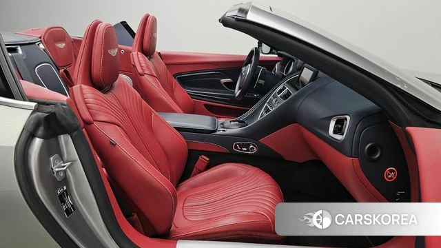 Aston Martin DB11 2023 Серебристо-серый из Кореи, фото 2