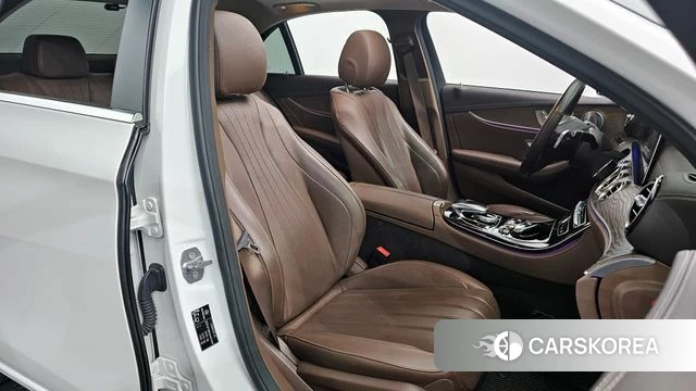 Mercedes-Benz E-Class W213 2018 Белый из Кореи, фото 2