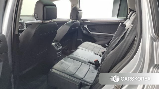 Volkswagen Tiguan Allspace 2023 Серебряный из Кореи, фото 2