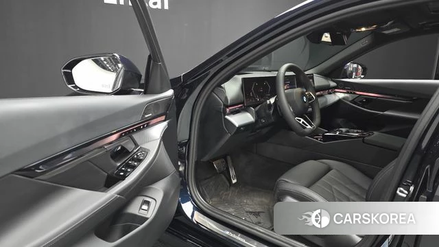 BMW 5 Series (G60) 2025 Черный из Кореи, фото 2