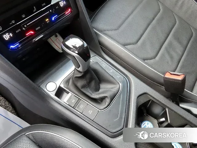 Volkswagen Tiguan Allspace 2023 Белый из Кореи, фото 2