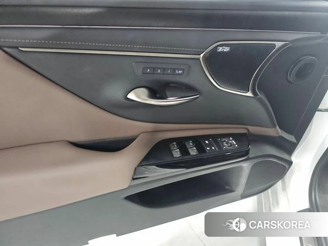Lexus ES300h 7th generation 2023 Жемчужный цвет из Кореи, фото 2