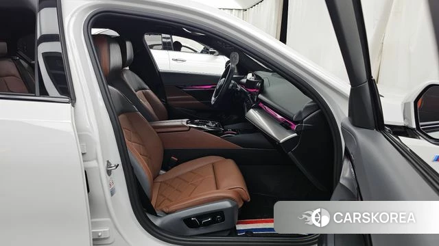 BMW 5 Series (G60) 2024 Белый из Кореи, фото 2