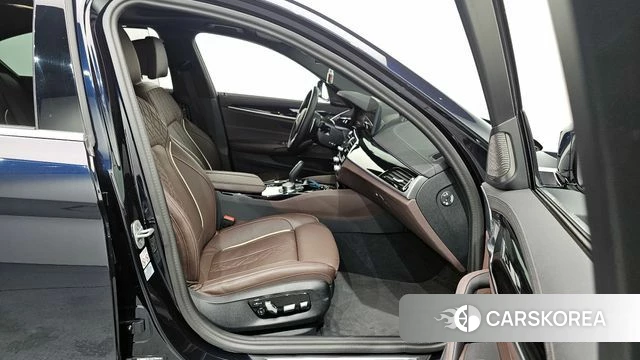 BMW 5 Series (G30) 2023 Черный из Кореи, фото 2