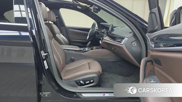 BMW 5 Series (G30) 2019 Черный из Кореи, фото 2