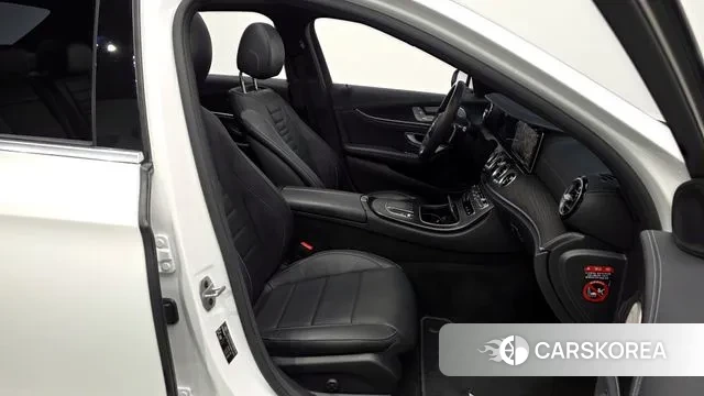 Mercedes-Benz E-Class W213 2022 Белый из Кореи, фото 2