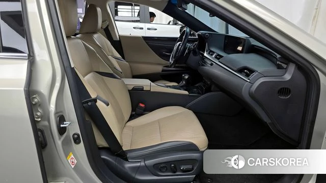 Lexus ES300h 7th generation 2019 Песочный из Кореи, фото 2