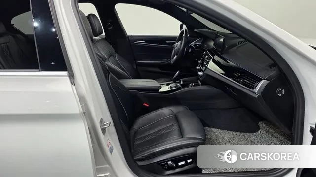 BMW 5 Series (G30) 2020 Белый из Кореи, фото 2