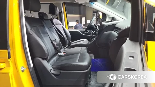 Hyundai Staria 2023 Желтый из Кореи, фото 2