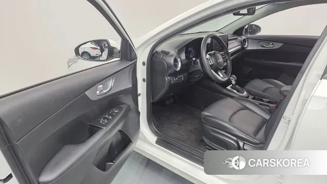 Kia The New K3 2nd generation 2021 Белый из Кореи, фото 2