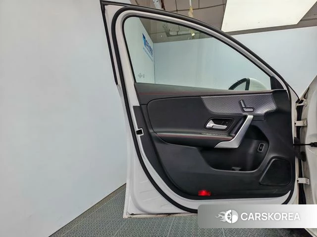 Mercedes-Benz Class A 2023 Белый из Китая, фото 2
