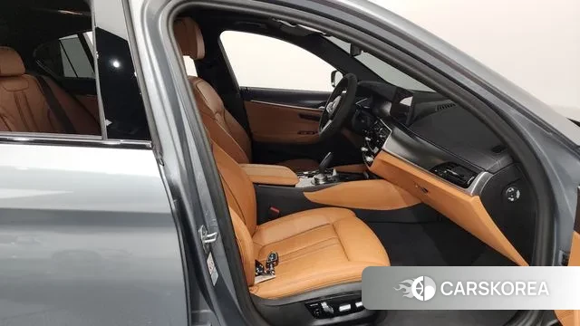 BMW 5 Series (G30) 2023 Серый из Кореи, фото 2