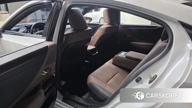 Lexus ES300h 7th generation 2023 Белый из Кореи, фото 2