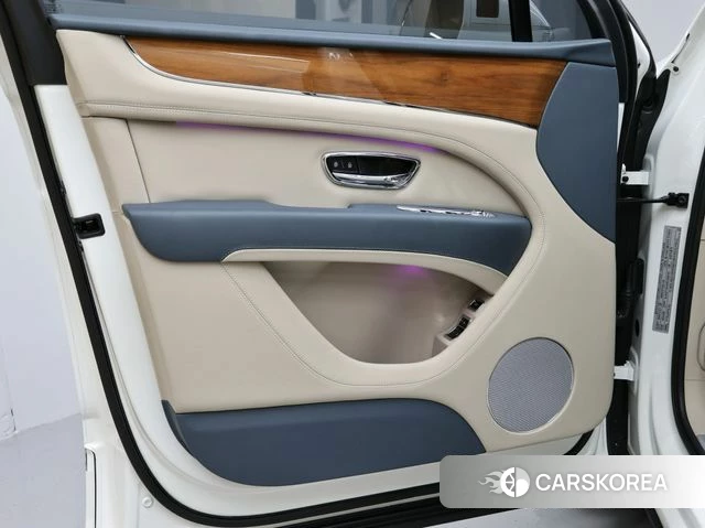 Bentley Bentayga 2024 Белый из Кореи, фото 2