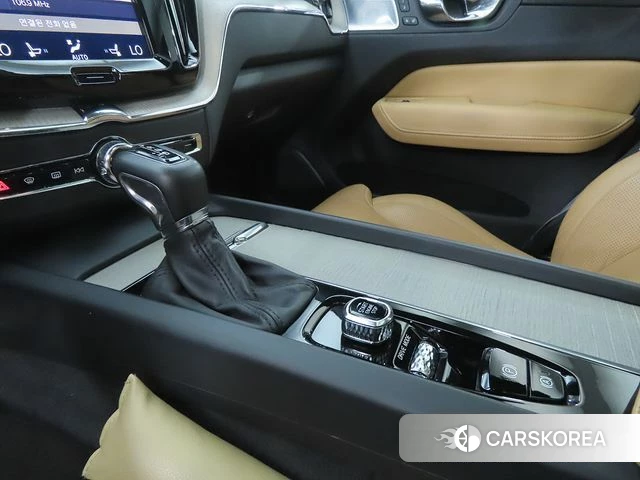 Volvo XC60 second Generation 2018 Белый из Кореи, фото 2