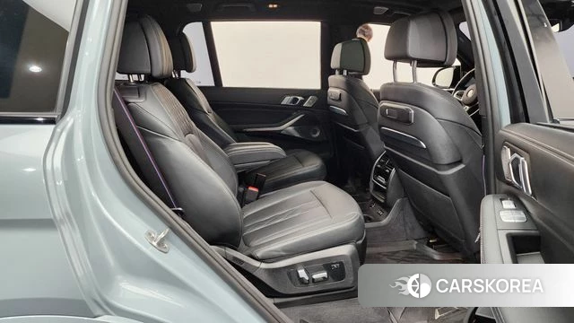 BMW X7 (G07) 2024 Светло-серебряный цвет из Кореи, фото 2