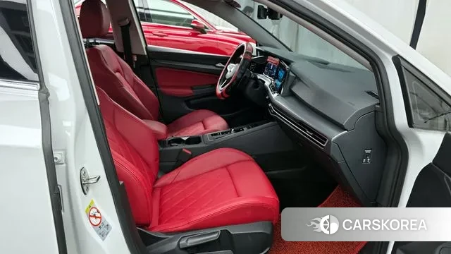 Volkswagen Golf 8th Generation 2022 Белый из Кореи, фото 2