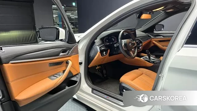 BMW 5 Series (G30) 2023 Белый из Кореи, фото 2