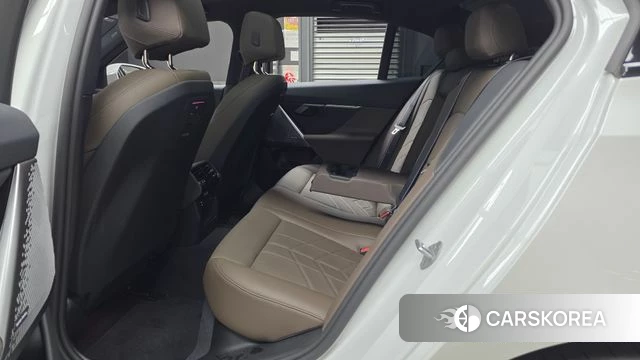 BMW 5 Series (G60) 2025 Белый из Кореи, фото 2