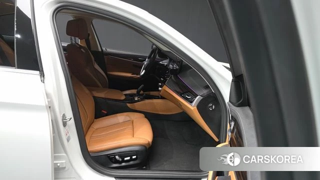 BMW 5 Series (G30) 2023 Белый из Кореи, фото 2