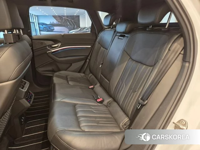 Audi e-Tron 2023 Белый из Кореи, фото 2