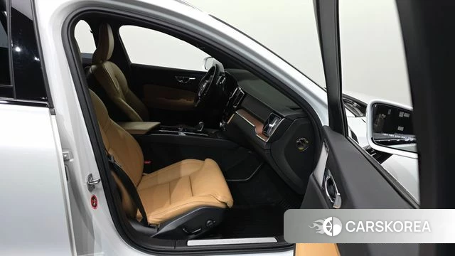 Volvo V60 Cross-Country 2nd Generation 2020 Белый из Кореи, фото 2