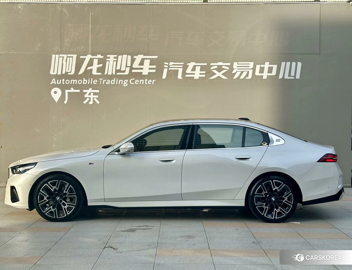 BMW 5 series 2024 Белый из Китая, фото 2