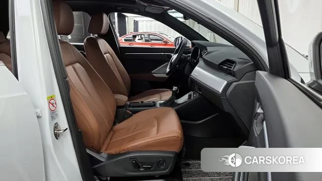 Audi Q3 (F3) 2023 Белый из Кореи, фото 2