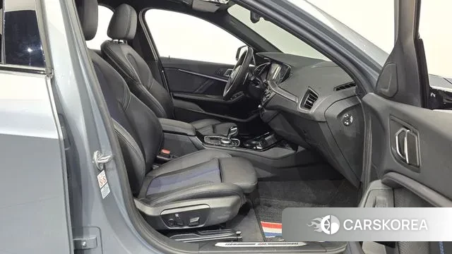 BMW 1 Series (F40) 2024 Серебристо-серый из Кореи, фото 2