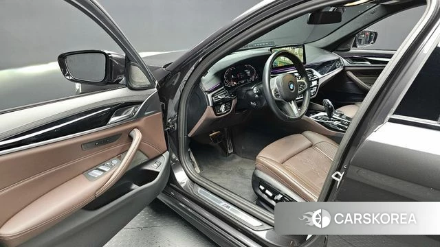 BMW 5 Series (G30) 2023 Серый из Кореи, фото 2