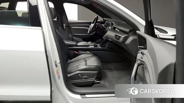 Audi e-Tron 2021 Белый из Кореи, фото 2