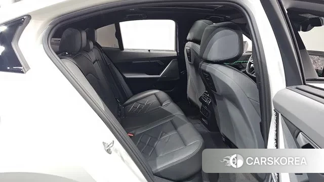 BMW 5 Series (G60) 2024 Белый из Кореи, фото 2