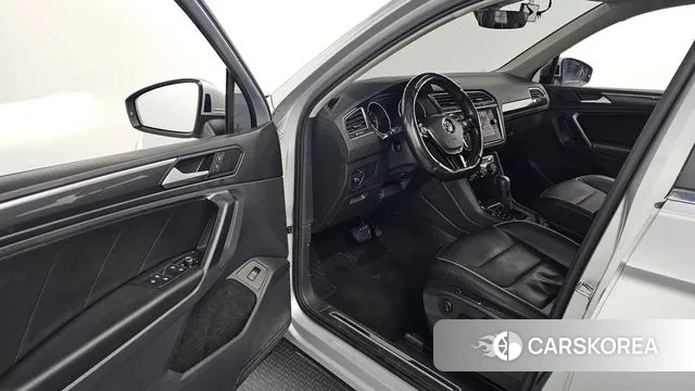 Volkswagen Tiguan second Generation 2020 Серебристо-серый из Кореи, фото 2