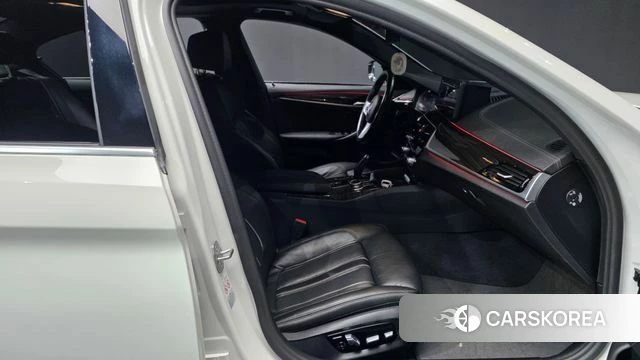 BMW 5 Series (G30) 2022 Белый из Кореи, фото 2