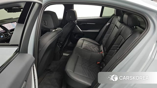 BMW 5 Series (G60) 2024 Серебристо-серый из Кореи, фото 2
