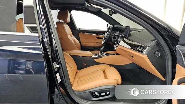 BMW 5 Series (G30) 2022 Черный из Кореи, фото 2