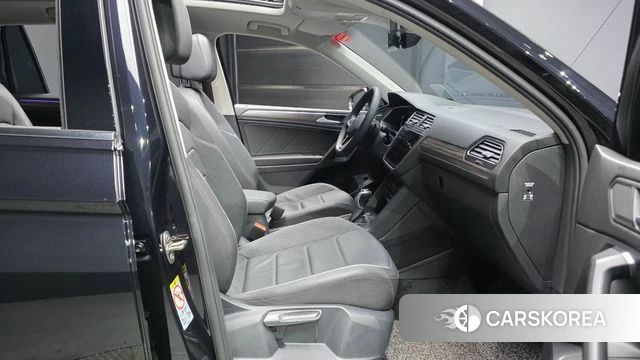 Volkswagen Tiguan Allspace 2023 Черный из Кореи, фото 2