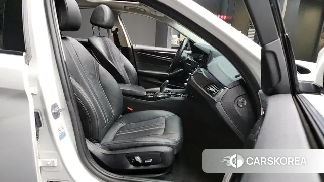 BMW 5 Series (G30) 2018 Белый из Кореи, фото 2