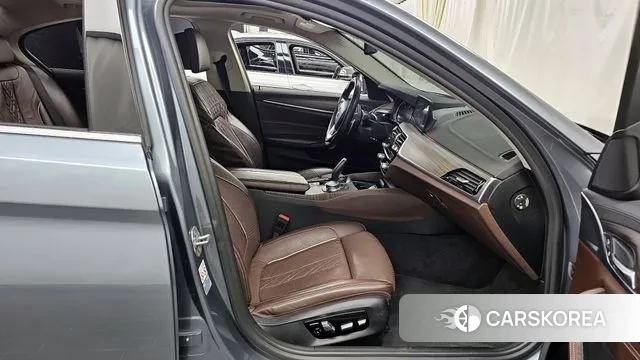 BMW 5 Series (G30) 2018 Светло-серебряный цвет из Кореи, фото 2