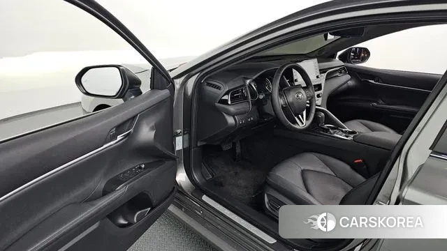 Toyota Camry (XV70) 2023 Серебристо-серый из Кореи, фото 2