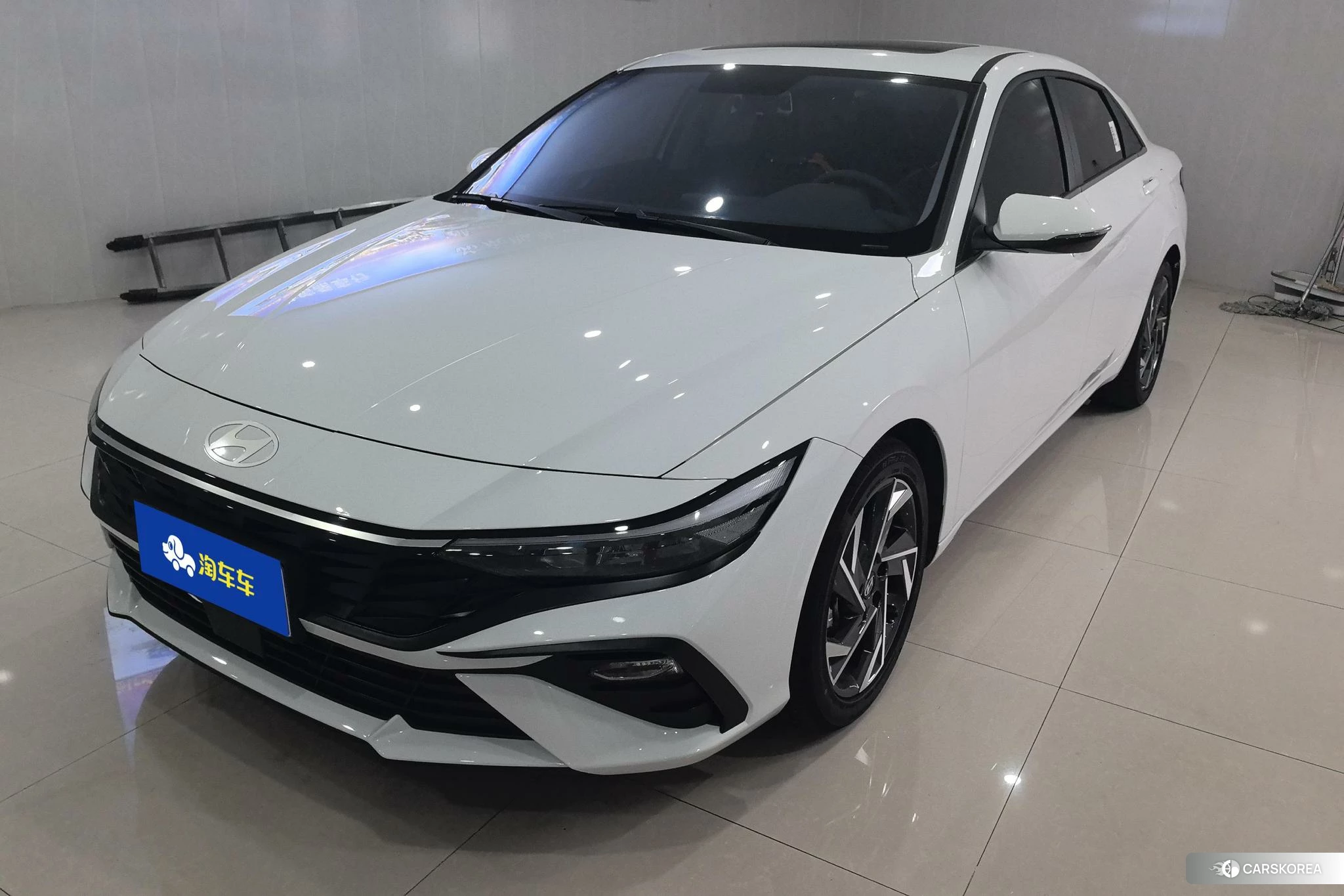 Hyundai Elantra 2023 Белый из Китая, фото 2