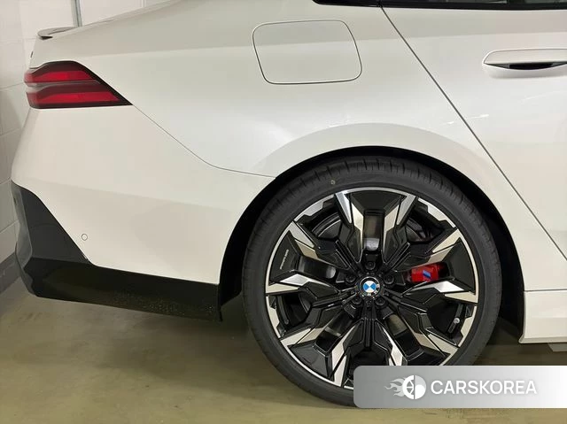 BMW 5 Series (G60) 2025 Белый из Кореи, фото 2