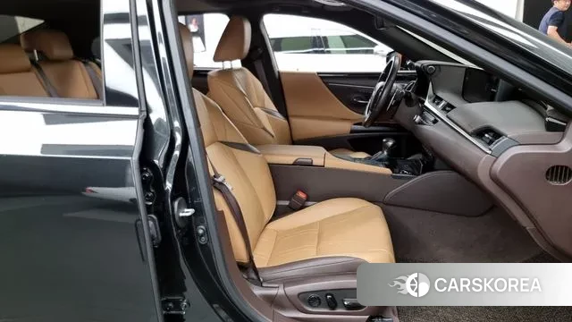 Lexus ES300h 7th generation 2021 Черный из Кореи, фото 2