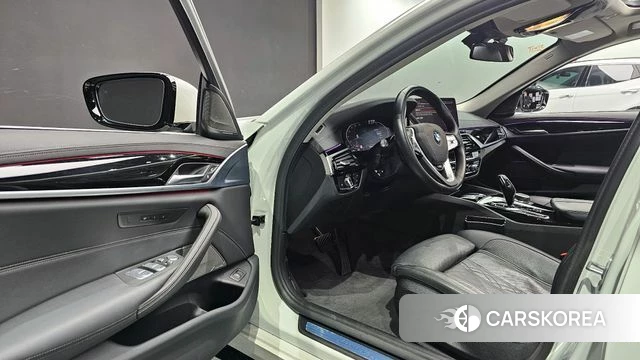 BMW 5 Series (G30) 2021 Белый из Кореи, фото 2