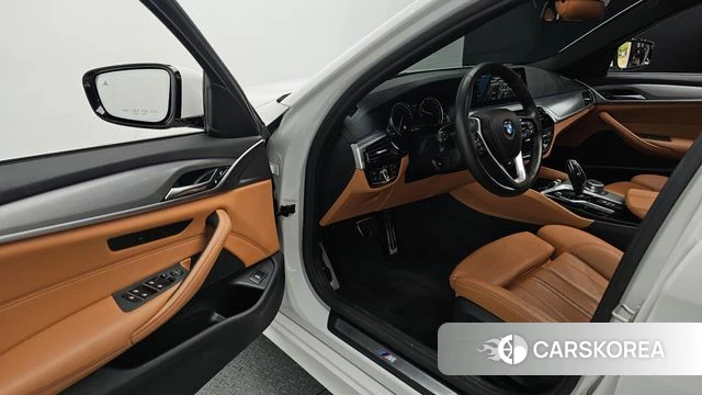 BMW 5 Series (G30) 2018 Белый из Кореи, фото 2