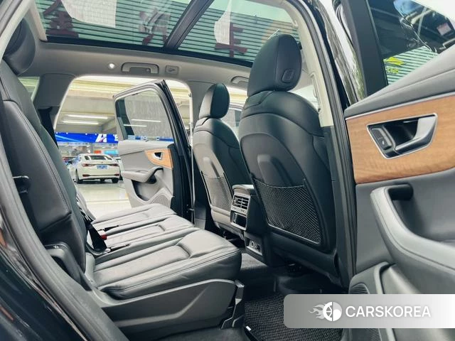 Audi Q7 2023 Черный из Китая, фото 2